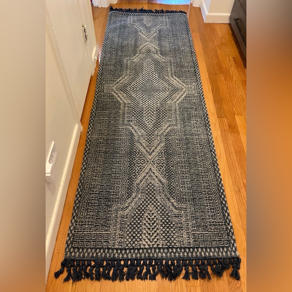New West Elm Durable Intricate Pattern long lasting Runner Area Rug 2.5’ x 7 ‘ - Picture 3 of 5